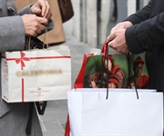 Natale: Centro Studi Confcooperative, 1 italiano su 2 riciclerà i regali, risparmi per 3,2 miliardi