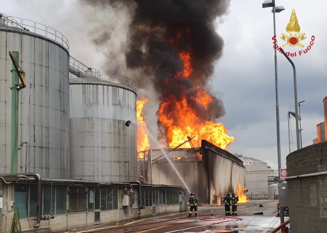 Caviro, maxi incendio, in fiamme 15 silos