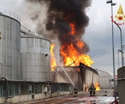 Caviro, maxi incendio, in fiamme 15 silos