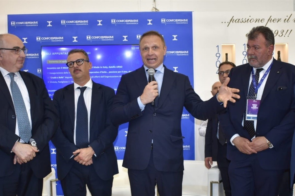 Vinitaly, Lollobrigida premia le cantine cooperative centenarie