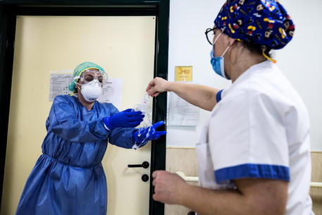 Covid19: Inail, 70% contagi lavoro in sanità e assistenza sociale