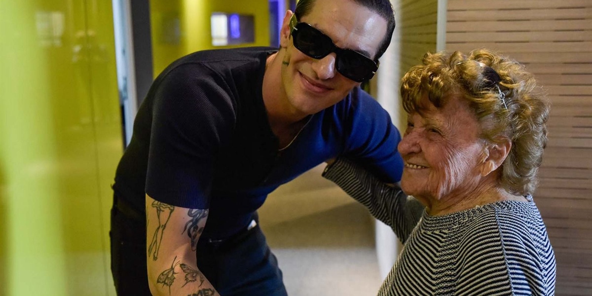 "Incoscienti giovani", Achille Lauro incontra una superfan centenaria