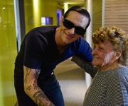 "Incoscienti giovani", Achille Lauro incontra una superfan centenaria