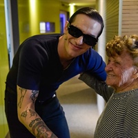 "Incoscienti giovani", Achille Lauro incontra una superfan centenaria