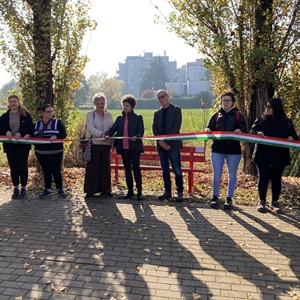 Coopattiva contro la violenza: inaugurata a Modena una panchina rossa