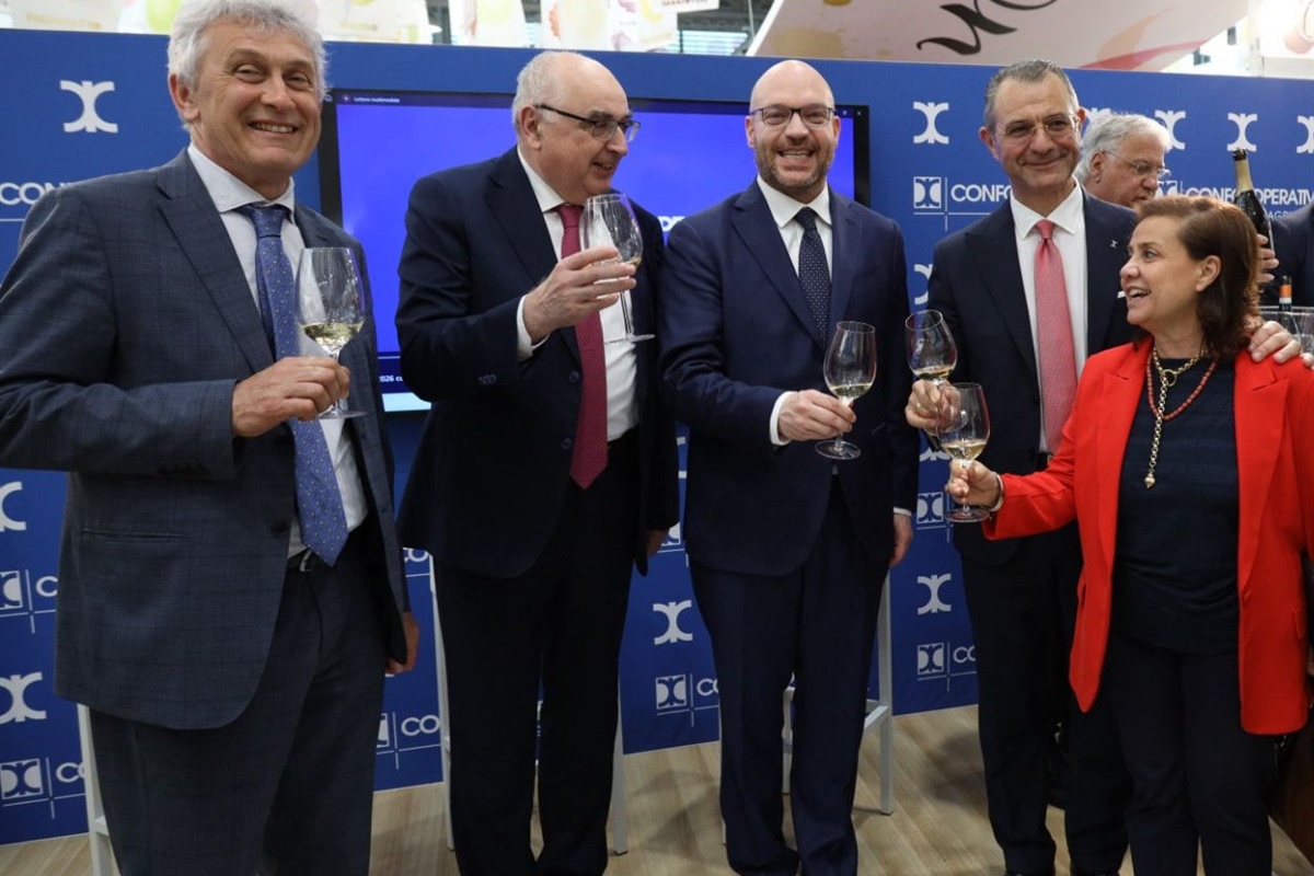 Vinitaly, lo stand Confcooperative diventa il centro del dialogo tra Italia ed Europa