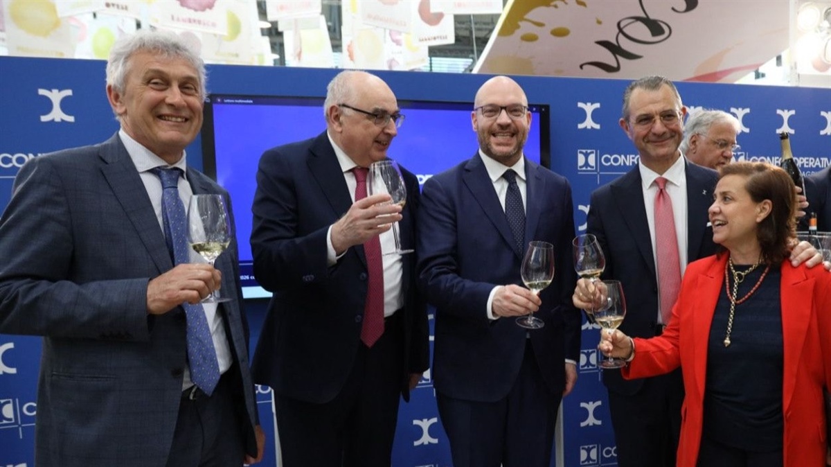 Vinitaly, lo stand Confcooperative diventa il centro del dialogo tra Italia ed Europa