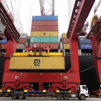 Commercio estero: Istat, nel terzo trimestre import doppia l'export