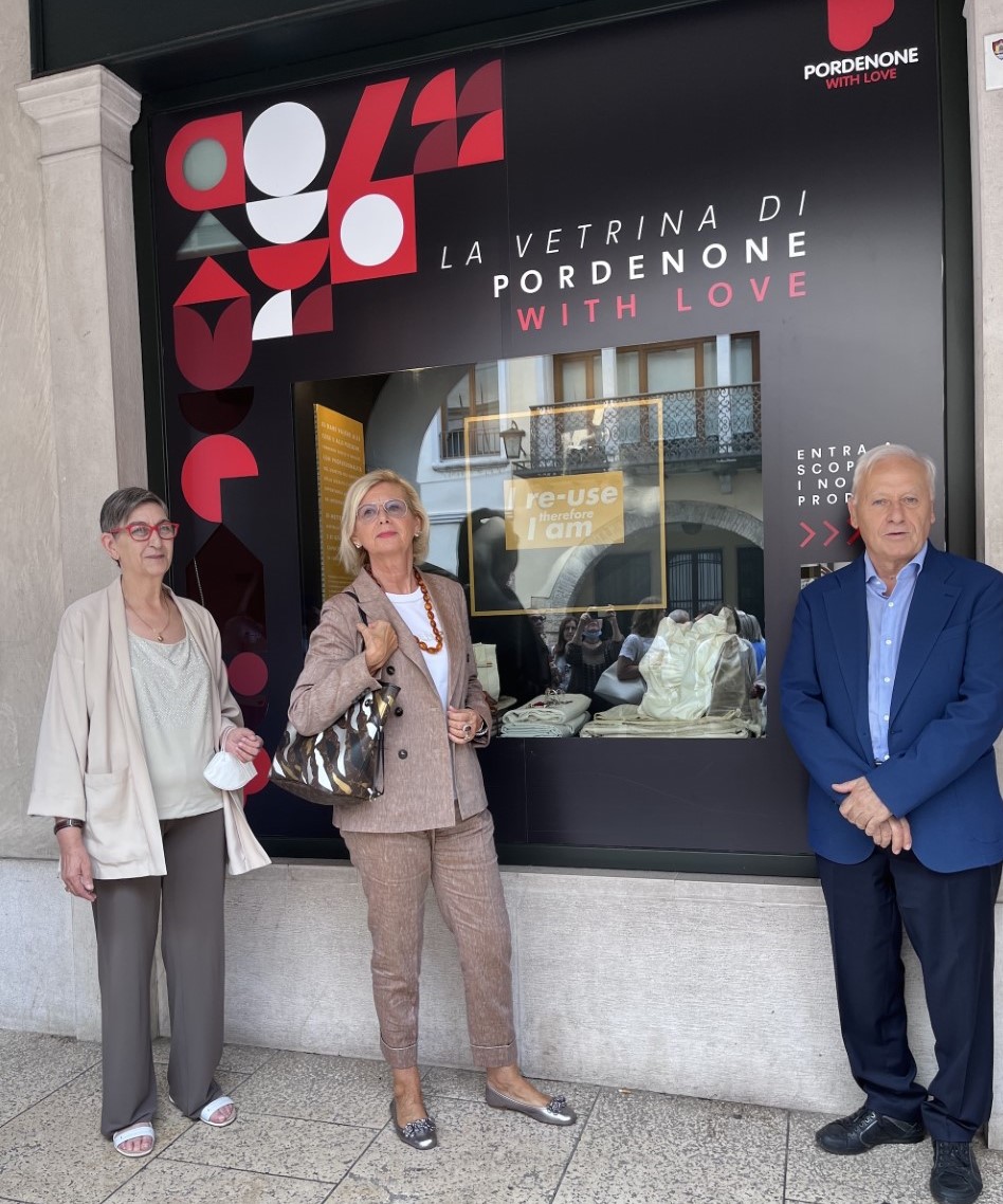 Pordenone: un temporary shop in centro per le creazioni con tessuti riciclati dalle donne in difficoltà