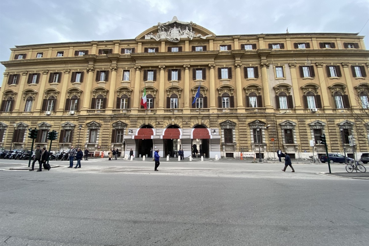 Confcooperative e Federcasse, regole Mef frenano ricambio di genere e generazionale nelle banche